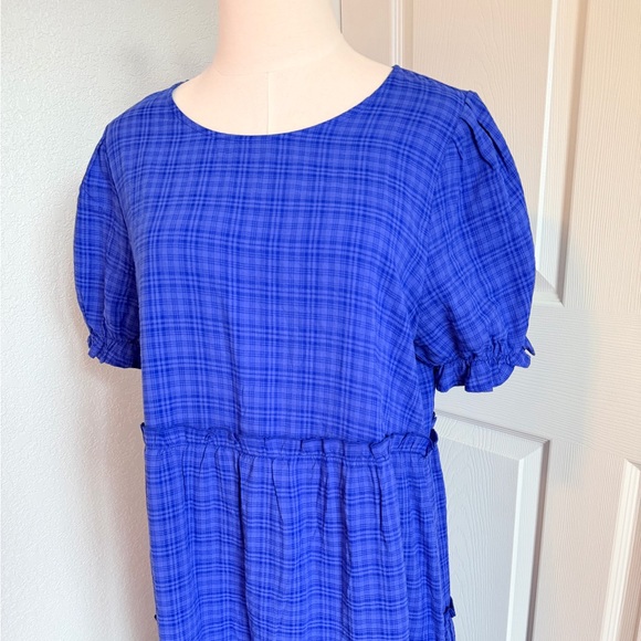 Simple Dress - Picture 2 of 4